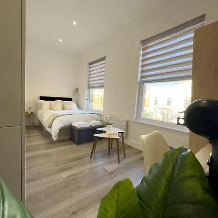 Studio Flat 20 Min From City Center London